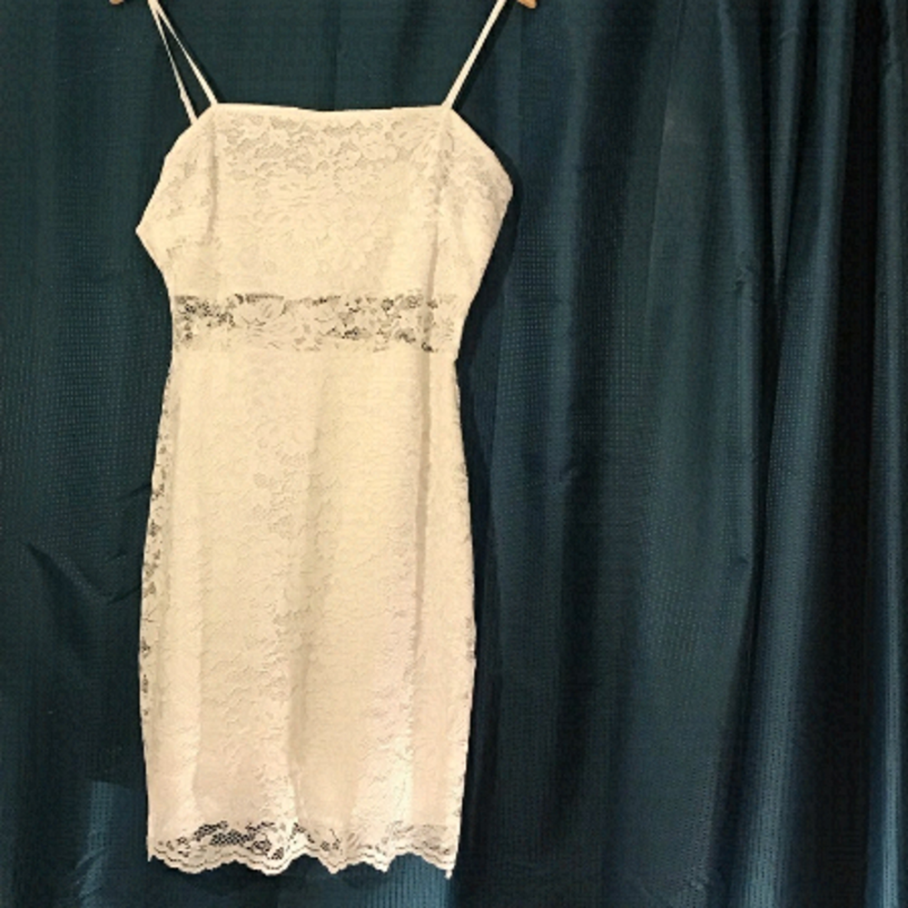 𝅺miami white lace women’s size L dress with spaghetti straps.